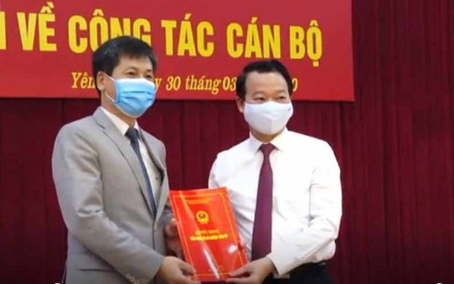 Ông Ngô Hạnh Phúc (trái) nhận quyết định điều động, bổ nhiệm giữ chức Giám đốc Sở Kl991.com nạp rút nhanh.