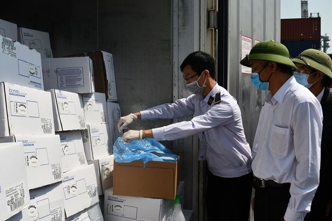 Ngày 28/4, Thứ trưởng Bộ NN&PTNT Phùng Đức Tiến (áo trắng) đã đi kiểm tra công tác kiểm dịch thịt lợn Link Vào Nhà Cái KL99 COM Tặng +199k trước khi thông quan tại cảng Hải Phòng, thành phố Hải Phòng.