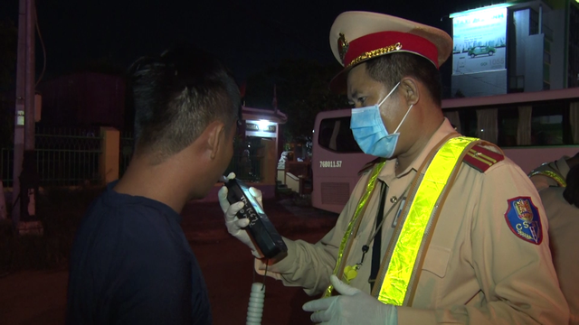 Lực lượng CSGT tỉnh Quảng Ngãi đang tăng cường kiểm tra nồng độ cồn đối với người điều khiển phương tiện KL99 là cổng game giải trí trực tuyến hàng đầu hiện nay.