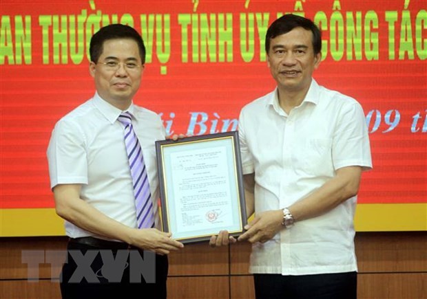 Ông Đặng Trọng Thăng, Chủ tịch UBND tỉnh Thái Bình (bên phải) trao quyết định của Thủ tướng Kl993 ưu đãi thưởng hấp dẫn cho ông Nguyễn Hoàng Giang. (Ảnh: Thế Duyệt/TTXVN).