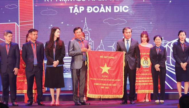 Ông Lê Quang Hùng (phải), Thứ trưởng Kl99 nổ hũ trao bức trướng của Kl99 nổ hũ tặng DIG trong lễ kỷ niệm 30 năm thành lập.