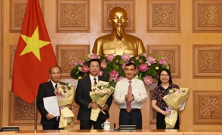 Phó Bí thư Đảng ủy, Phó Chủ nhiệm Văn phòng Kl993 ưu đãi thưởng hấp dẫn Nguyễn Xuân Thành trao quyết định và chúc mừng các cán bộ được bổ nhiệm chức vụ mới.