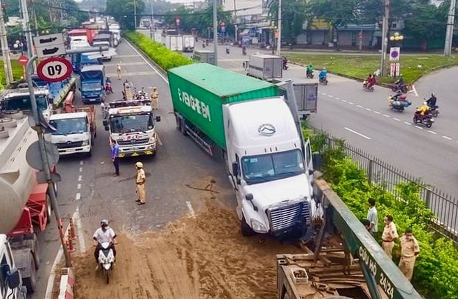 Hiện trường vụ tai nạn 2 xe container khiến 1 biển báo KL99 là cổng game giải trí trực tuyến hàng đầu hiện nay và 1 thanh giá long môn bị tông sập.