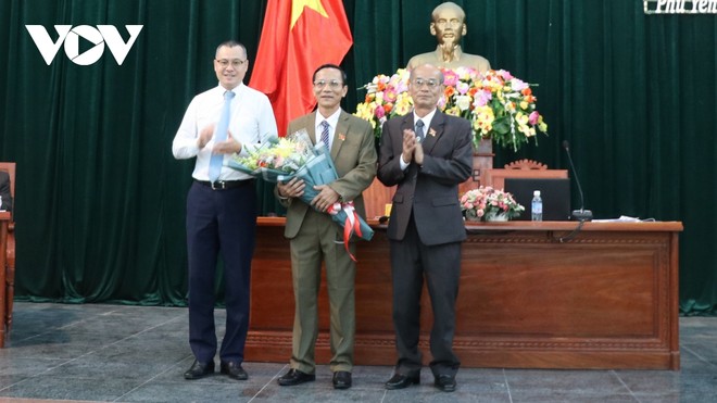 Ông Lê Thanh Đồng (giữa), Giám đốc Sở Kl991.com nạp rút nhanh tỉnh được bầu giữ chức vụ Phó Chủ tịch Hội đồng nhân dân tỉnh Phú Yên.
