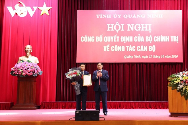 Trưởng Ban Tổ chức Trung ương Phạm Minh Chính trao Quyết định của Bộ Kl991.com tải ứng dụng và chúc mừng ông Nguyễn Văn Thắng.