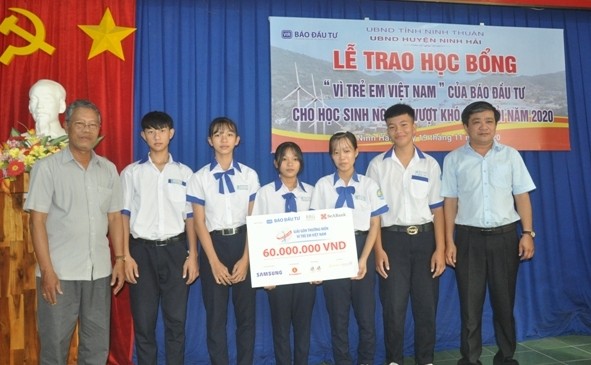 Ông Hoàng Kim Thuỷ, Trưởng Văn phòng đại diện Báo Kl99ok phiên bản mới tại miền Trung – Tây Nguyên trao học bổng "Vì trẻ em Việt Nam" cho các em học sinh trên địa bàn tỉnh Ninh Thuận.