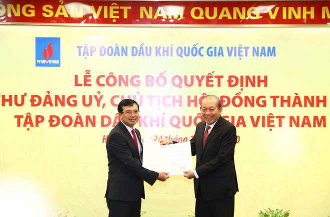 Phó Thủ tướng Thường trực trao quyết định bổ nhiệm Chủ tịch Kl994 game bài casino hấp dẫn Dầu khí. Ảnh VGP/Lê Sơn.