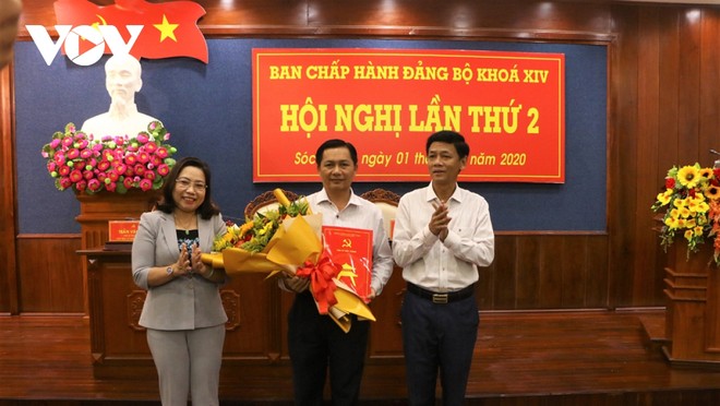Bí thư Tỉnh ủy Sóc Trăng Lâm Văn Mẫn trao Quyết định của Thủ tướng Kl993 ưu đãi thưởng hấp dẫn cho ông Trần Văn Lâu, Phó Bí thư Tỉnh ủy, giữ chức Chủ tịch UBND tỉnh.