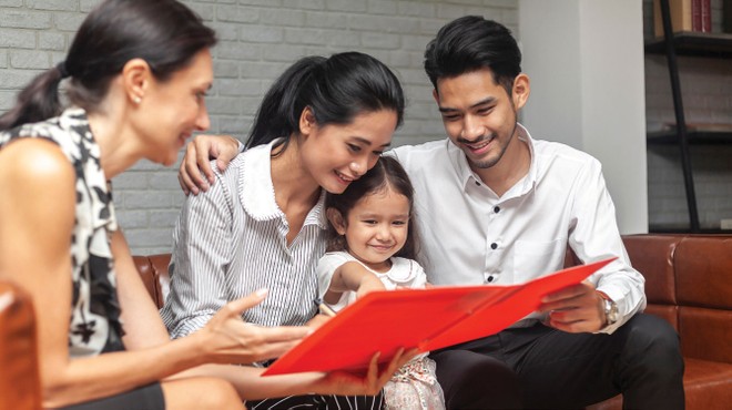 Hiếm có khách hàng nào đọc được hết và hiểu rõ hợp đồng Kl99kl phiên bản hoạt động nếu người tư vấn không am hiểu và tận tình hỗ trợ. Ảnh: Shutterstock.