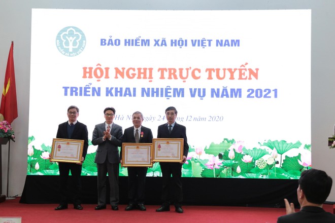 Phó Thủ tướng Kl993 ưu đãi thưởng hấp dẫn Vũ Đức Đam đã trao tặng Huân chương Lao động hạng Nhất cho Ban Thu (BHXH Việt Nam); Huân chương Lao động hạng Nhì cho ông Phạm Lương Sơn, Phó Tổng Giám đốc BHXH Việt Nam; Huân chương Lao động hạng Ba cho Vụ Thanh Tra - Kiểm tra (BHXH Việt Nam).