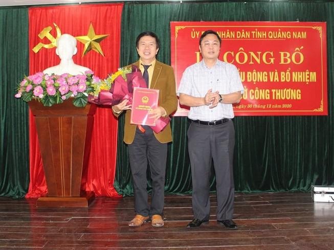 Ông Đặng Bá Dự (trái) nhận quyêt định bổ nhiệm giữ chức Giám đốc Sở Công Thương tỉnh Quảng Nam.