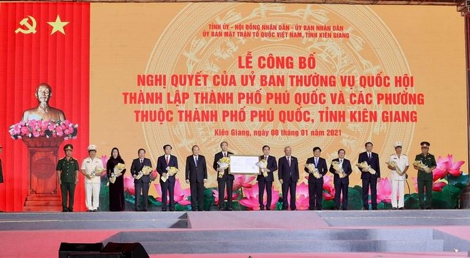 Phó Thủ tướng Thường trực Kl993 ưu đãi thưởng hấp dẫn Trương Hòa Bình đã trao Nghị quyết thành lập Thành phố Phú Quốc và các phường thuộc Thành phố Phú Quốc cho lãnh đạo tỉnh Kiên Giang.