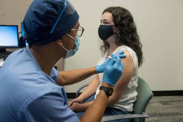 Sự xuất hiện của các chủng vi rút SARS-CoV-2 nguy hiểm gây nên thách thức cho các nhà Kl994 nhà cái bóng đá world cup vắc xin (Ảnh minh họa: Reuters).