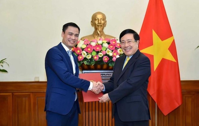 Ủy viên Bộ Kl991.com tải ứng dụng, Phó Thủ tướng, Bộ trưởng Ngoại giao Phạm Bình Minh đã trao quyết định bổ nhiệm Thứ trưởng Ngoại giao cho ông Đặng Hoàng Giang.