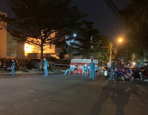 Chốt phong tỏa trên đường D35 tối 25-3. (Nguồn: tuoitre.vn).