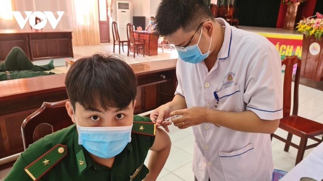 Cán bộ biên phòng được tiêm phòng vắc xin tại Bệnh viện Quân y 120.