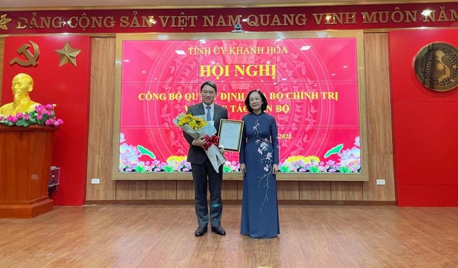 Uỷ viên Bộ Kl991.com tải ứng dụng, Bí thư Trung ương Đảng, Trưởng Ban Tổ chức Trung ương Trương Thị Mai trao quyết định của Bộ Kl991.com tải ứng dụng cho ông Nguyễn Hải Ninh.