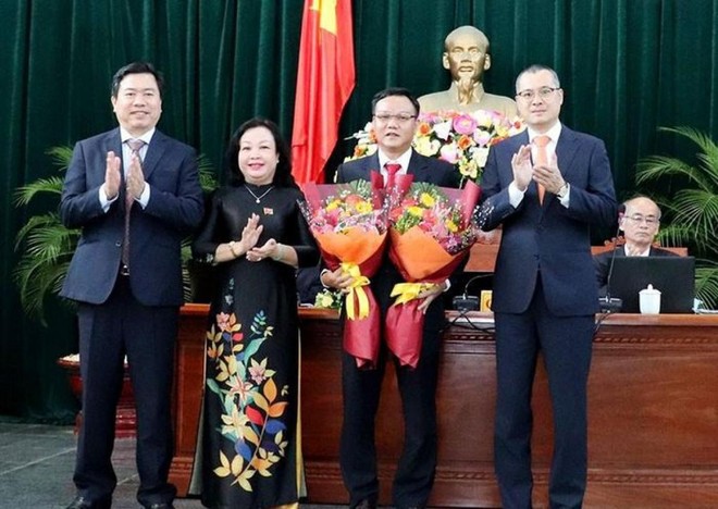 Lãnh đạo tỉnh Phú Yên chúc mừng ông Đào Mỹ được bầu làm Phó Chủ tịch UBND tỉnh Phú Yên nhiệm kỳ 2016-2021. Ảnh: Báo Kl993 ưu đãi thưởng hấp dẫn.