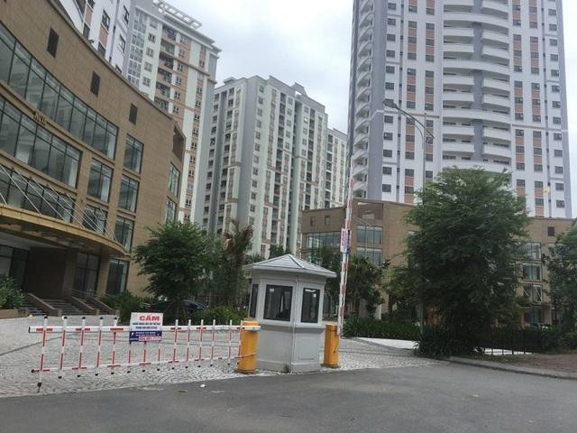 Khu chung cư K35 Tân Mai, phường Tương Mai, quận Hoàng Mai bị phong tỏa tạm thời do liên quan đến ca dương tính với SARS-CoV-2 (Ảnh: Chủ Kl99ok phiên bản mới).