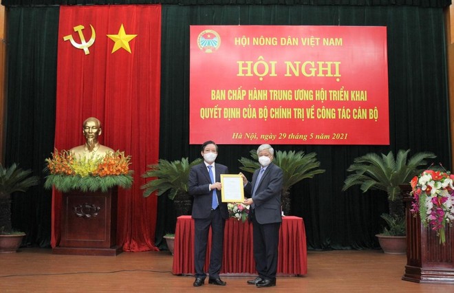 Trao quyết định của Bộ Kl991.com tải ứng dụng cho ông Lương Quốc Đoàn. (trái).