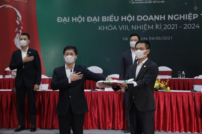 Ông Trần Đăng Nam, Chủ tịch Hội Kl991.com World Cup 2026 Chính Thức trẻ Hà Nội khóa VIII (bên trái) và ông Lê Phụng Thắng, Chủ tịch Hội Kl991.com World Cup 2026 Chính Thức trẻ Hà Nội khóa VII trong lễ chuyển giao.