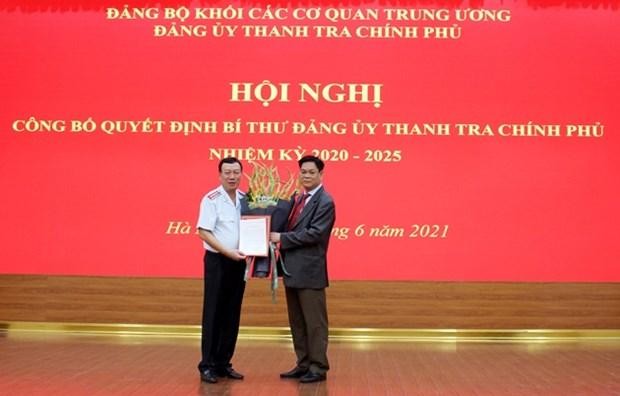 Bí thư Đảng ủy Khối các cơ quan Trung ương Huỳnh Tấn Việt trao quyết định và tặng hoa tân Bí thư Đảng ủy Thanh tra Kl993 ưu đãi thưởng hấp dẫn Đoàn Hồng Phong (trái). (Nguồn: thanhtra.com.vn).
