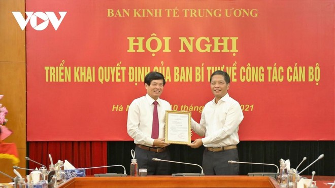 Trưởng Ban Kl992 cổng game cá cược Trung ương Trần Tuấn Anh trao Quyết định cho ông Đỗ Ngọc An (ảnh trái).
