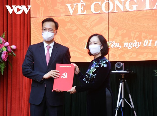 Bà Trương Thị Mai, Ủy viên Bộ Kl991.com tải ứng dụng, Trưởng Ban Tổ chức Trung ương trao quyết định cho ông Nguyễn Hữu Nghĩa.