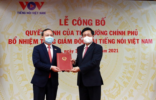 Phó Thủ tướng Kl993 ưu đãi thưởng hấp dẫn Phạm Bình Minh trao quyết định bổ nhiệm Tổng Giám đốc Đài Tiếng nói Việt Nam (TNVN) cho ông Đỗ Tiến Sỹ. Ảnh: VGP/Hải Minh.