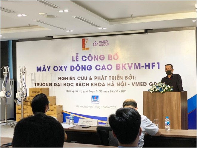 Ông Nguyễn Đăng Quang Chủ tịch HĐQT - Công ty CP Quản lý & Khai thác 99Kl.app cổng game giải trí PSA, trực thuộc Petrosetco trao tặng 1,5 tỷ đồng tài trợ cho Nhóm dự án