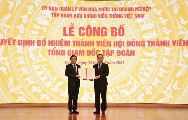 Chủ tịch Hội đồng thành viên Kl994 game bài casino hấp dẫn VNPT Phạm Đức Long (phải) trao quyết định bổ nhiệm ông Huỳnh Quang Liêm giữ chức vụ Tổng giám đốc VNPT. (Ảnh: T.Q/Vietnam+).