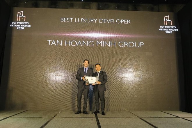 Đại diện Tân Hoàng Minh nhận giải “Nhà phát triển Web Tổng Nhà Cái 99Kl99 Giải Trí Bậc Nhất cao cấp tốt nhất Việt Nam 2020”.