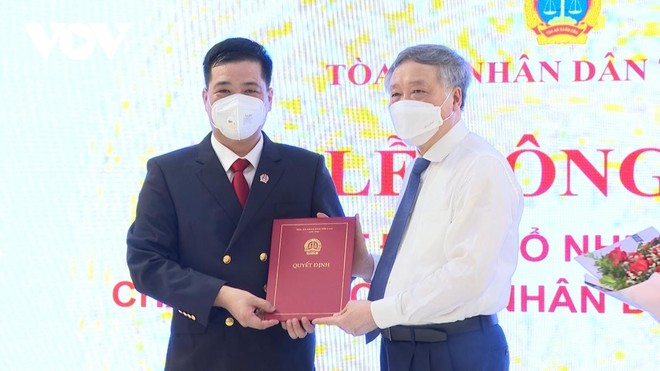 Ủy viên Bộ Kl991.com tải ứng dụng, Bí thư TW Đảng, Chánh Án TAND tối cao Nguyễn Hòa Bình trao quyết định cho ông Thân Quốc Hùng.