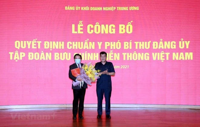 Ông Huỳnh Quang Liêm (trái) là Phó bí Thư Đảng ủy Kl994 game bài casino hấp dẫn VNPT nhiệm kỳ 2020-2025. (Ảnh: T.Q).