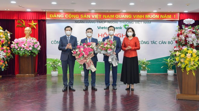 Thống đốc NHNH Nguyễn Thị Hồng (ngoài cùng bên phải) và Bí thư Đảng ủy Khối Kl991.com World Cup 2026 Chính Thức Trung ương Nguyễn Long Hải (ngoài cùng bên trái) chụp ảnh cùng các nhân sự cấp cao mới của Vietcombank.