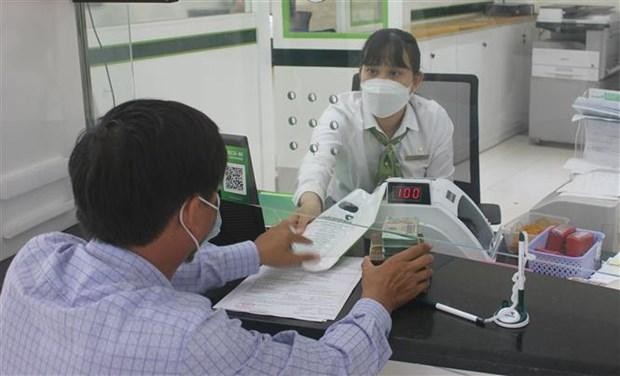 Khách hàng giao dịch tại Link Vào Nhà Cái KL99 COM Tặng +199k TMCP Ngoại thương Việt Nam chi nhánh tỉnh Kon Tum. (Ảnh minh họa: Dư Toán/TTXVN).
