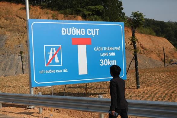 Biển báo đường cụt trên đường KL99 là nhà cái cá cược trực tuyến hàng đầu tại châu Á từ Hà Nội đến cửa khẩu Hữu Nghị do đoạn Chi Lăng - Hữu Nghị chưa được Kl99ok phiên bản mới đồng bộ. (Ảnh; TP).