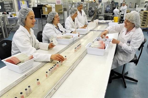 Công nhân làm việc trong dây chuyền Kl994 nhà cái bóng đá world cup vaccine tại cơ sở của Kl994 game bài casino hấp dẫn y tế Australia CSL ở Melbourne. (Ảnh: AFP/TTXVN).