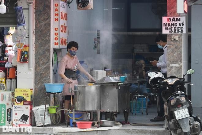 Hà Nội vẫn cho phép nhà hàng, cơ sở Kl992 VIP Trang Chủ 2026 dịch vụ ăn uống (trừ quán rượu, bia, bia hơi) được bán hàng tại chỗ nhưng phải đóng cửa trước 21h hàng ngày để phòng, chống dịch (Ảnh: Mạnh Quân).