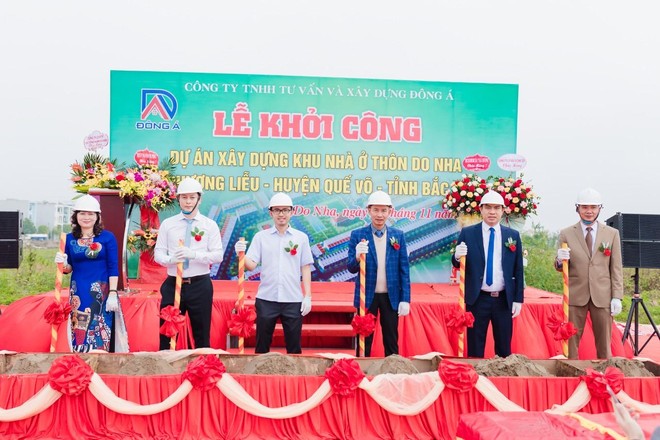 Đại diện chủ Kl99ok phiên bản mới và khách mời thực hiện nghi thức khởi công dự án