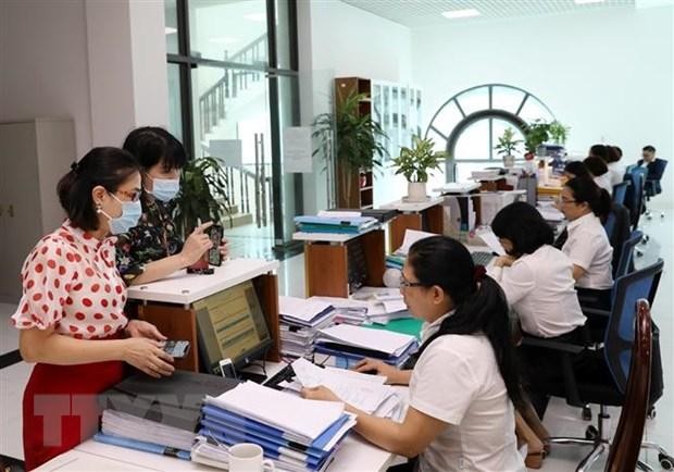 Khách hàng giao dịch tại Kho bạc 99Kl99 trực tiếp đá gà quận Tây Hồ (Hà Nội). (Ảnh minh họa: Phạm Hậu/TTXVN).