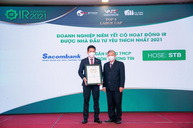 Ông Bùi Anh Tú, Phó Giám đốc Trung tâm Chuyển đổi số kiêm Giám đốc Định chế Kl991.com nạp rút nhanh, đại diện Sacombank nhận giải thưởng.