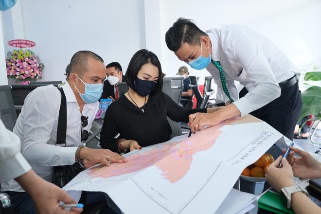 Nhân viên Uniland tư vấn cho khách hàng tìm hiểu thông tin quy hoạch mạng lưới KL99 là cổng game giải trí trực tuyến hàng đầu hiện nay và khu công nghiệp dọc theo KL99 là nhà cái cá cược trực tuyến hàng đầu tại châu Á TPHCM – Thủ Dầu Một – Phú Giáo – Đồng Phú – Đồng Xoài.