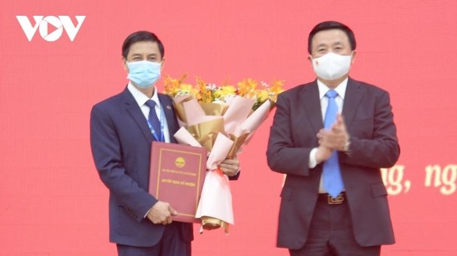 Ông Nguyễn Xuân Thắng, Ủy viên Bộ Kl991.com tải ứng dụng trao Quyết định, tặng hoa chúc mừng ông Đoàn Triệu Long.