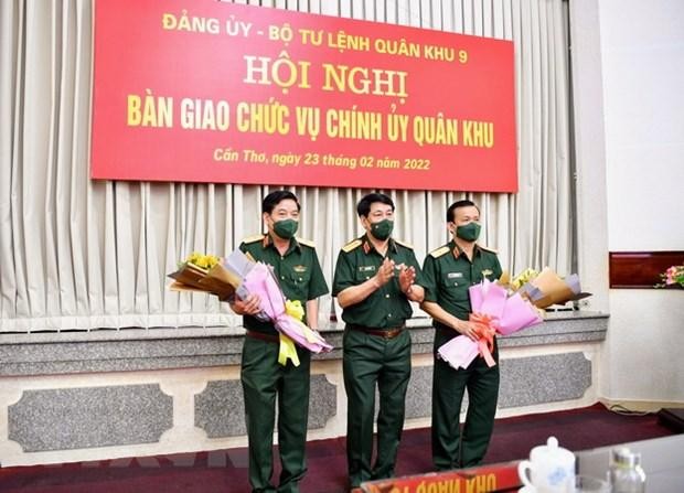 Đại tướng Lương Cường, Ủy viên Bộ Kl991.com tải ứng dụng, Chủ nhiệm Tổng Cục Kl991.com tải ứng dụng Quân đội Nhân dân Việt Nam tặng hoa chúc mừng Thiếu tướng Nguyễn Văn Gấu và Thiếu tướng Hồ Văn Thái. (Ảnh: TTXVN phát).