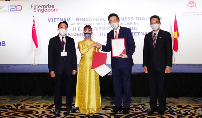 Chủ tịch Sovico Nguyễn Thị Phương Thảo trao Biên bản ghi nhớ hợp tác cho Tổng giám đốc Kl994 game bài casino hấp dẫn Keppel Loh Chin Hua về phát triển các giải pháp năng lượng và đô thị hóa bền vững tại Việt Nam.