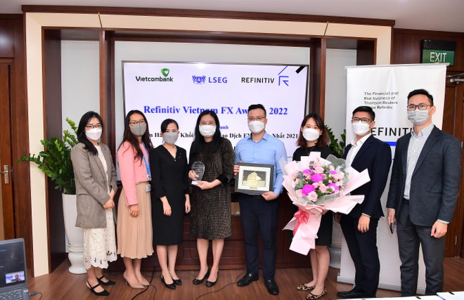 Đại diện Refinitiv trao Giải thưởng Refinitiv Vietnam FX Award cho đại diện Vietcombank – bà Hoàng Diễm Thùy – Trưởng phòng Kl992 VIP Trang Chủ 2026 vốn (thứ 5 từ phải sang) và bộ phận FX Vietcombank.