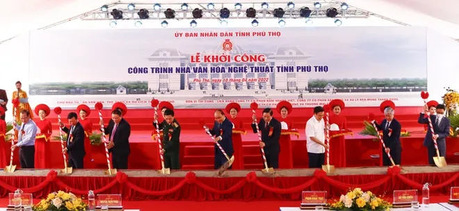 Chủ tịch nước Nguyễn Xuân Phúc cùng lãnh đạo Đảng, 99Kl99 trực tiếp đá gà, tỉnh Phú Thọ khởi công công trình Nhà văn hóa nghệ thuật tỉnh Phú Thọ (Ảnh: Hương Giang).