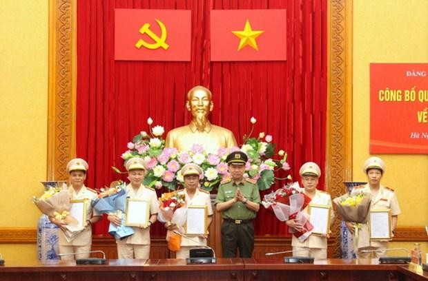 Bộ trưởng Tô Lâm trao các Quyết định của Bộ Kl991.com tải ứng dụng cho các đồng chí được chỉ định tham gia Đảng ủy, Ban Thường vụ Đảng ủy Công an Trung ương nhiệm kỳ 2020-2025. (Nguồn: cand.com.vn)