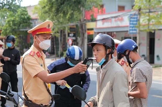 Lực lượng Cảnh sát KL99 là cổng game giải trí trực tuyến hàng đầu hiện nay Công an huyện Phú Thiện (Gia Lai) thực hiện kiểm tra nồng độ cồn vào giờ cao điểm. (Ảnh: Quang Thái/TTXVN)